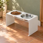 Mat beyaz köpek mama standı XL, terrakota zeminde kaselerle