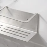 Paslanmaz banyo rafı yakın çekim: büküm, süzgeç yarıkları ve montaj vidası