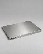 Kişiye özel paslanmaz kesme tahtası, dudağında lazerle kesilmiş MERVE ismi - GRD Metal