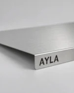 Kesme tahtası dudağında lazerle kesilmiş AYLA ismi yakın çekim - GRD Metal